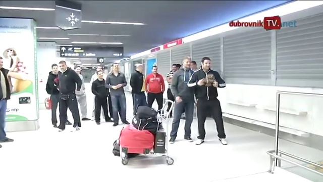 dubrovniktv.net - Maro Perak vratio se iz Abu Dhabija смотреть онлайн