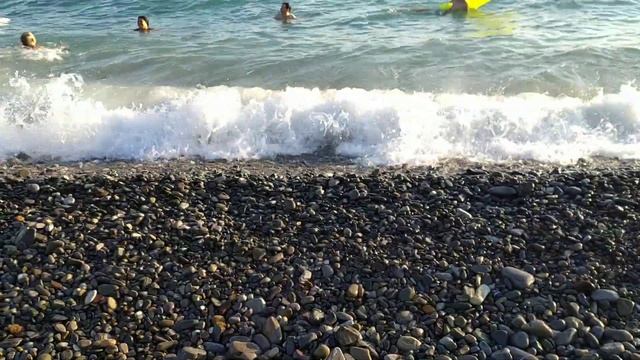 Чёрное море 08.08.2020 г: волны увеличились, 2 балла (Лазаревское, пляж "Колос") смотреть онлайн