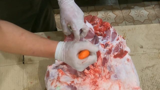 Акуратна обвалка свинячої лопатки та стегна. смотреть онлайн