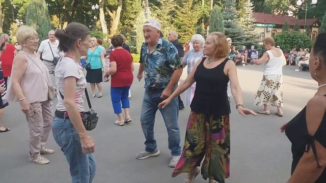 Харьков,танцы в парке;"Льются песни,льются вина" смотреть онлайн