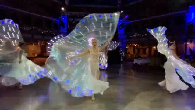 КРАСИВЫЙ танец со светодиодными крыльями на свадьбе смотреть онлайн