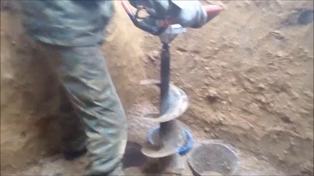 Копаем яму с помощью мотобура смотреть онлайн