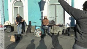 Кавер-версия песни Леонида Агутина «Пароход» в исполнении уличных музыкантов в центре Питера
