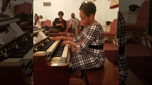 Dominique Johnson Blesses Us with Hymns on the Hammond B3 Organ (5/19/17) смотреть онлайн