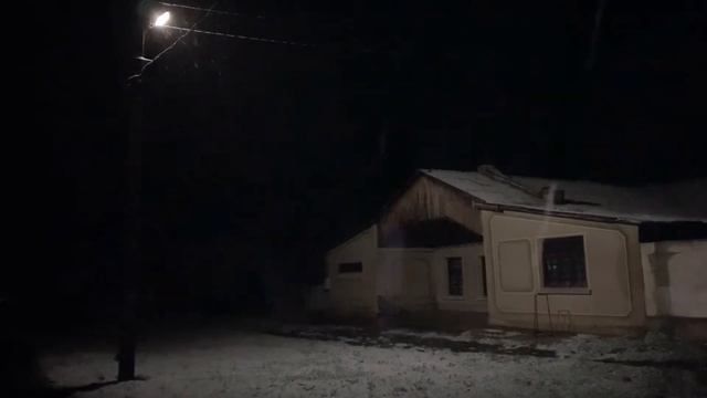 Хлопья снега кружат над селом Жемчужина в Крыму в предновогоднюю ночь 31.12.2018 смотреть онлайн