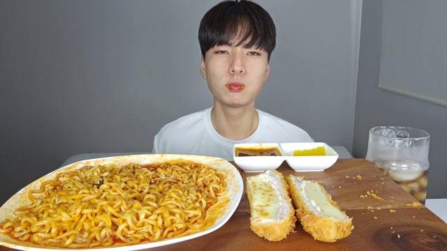 SUB)치즈가득 치즈돈까스에 불닭볶음면 먹방! 꿀조합 리얼사운드 (자막 있습니다?) Cheese Pork Cutlet & Buldak Noodles Mukbang ASMR