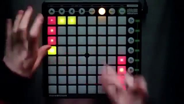 парень классно играет на MIDI клавиатуре) смотреть онлайн