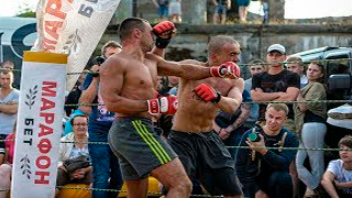 Рабочий со стройки против Продавца Арбузов смотреть онлайн