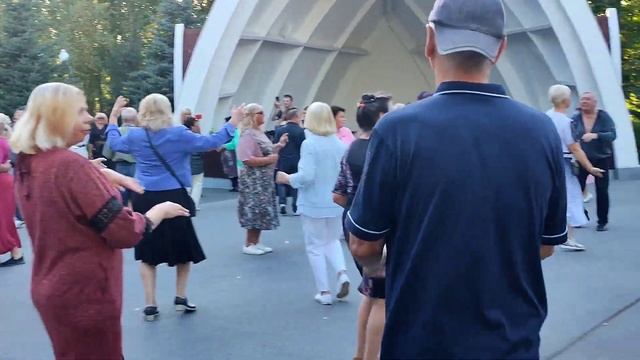 ТИ ТАКА ХОРОША, ДАЙ ХОЧ ПОДИВИТЬСЯ! ТАНЦЫ ХАРЬКОВ УКРАИНА СЕНТЯБРЬ 2023 смотреть онлайн