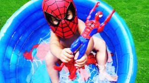 ★ Человек Паук в бассейне Прыгаем в воду с разгона 2 funny SpiderMan swim in the pool