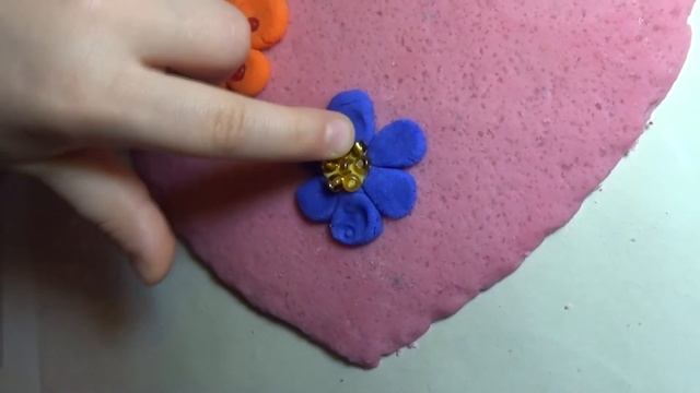 "Валентинка" для мамы. Лепка из теста с бисером. Занятие по мелкой моторике.. смотреть онлайн