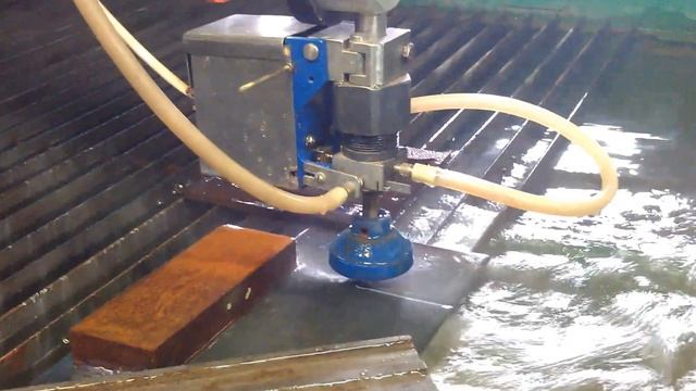 Гидроабразивный раскрой металла на установке 