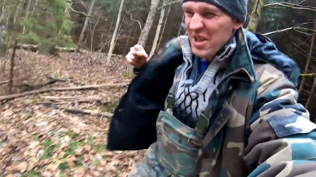 Обнаружил под землей ТАЙНИК в лесу. Залез в яму и нашел клад под камнем. смотреть онлайн
