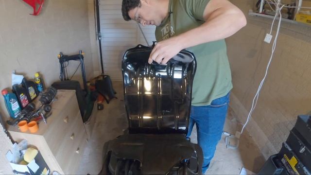 2008-2016 Honda CBR1000rr Fireblade Air Filter Change смотреть онлайн