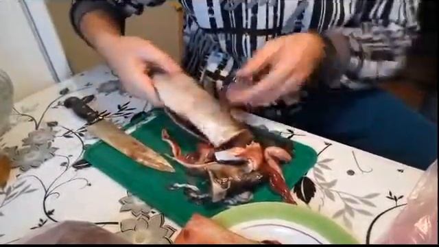 Как легко и быстро почистить селедку от костей смотреть онлайн