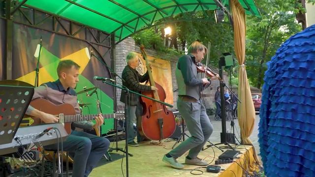 Is You Is Or Is You Ain't My Baby - Клавдия Рукмих и The Roasted Rooster