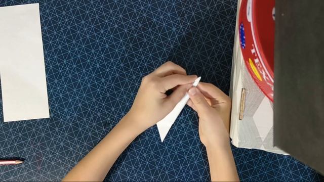 Как вырезать красивое украшение на новый год оригами?/How to make paper snowflake origami?