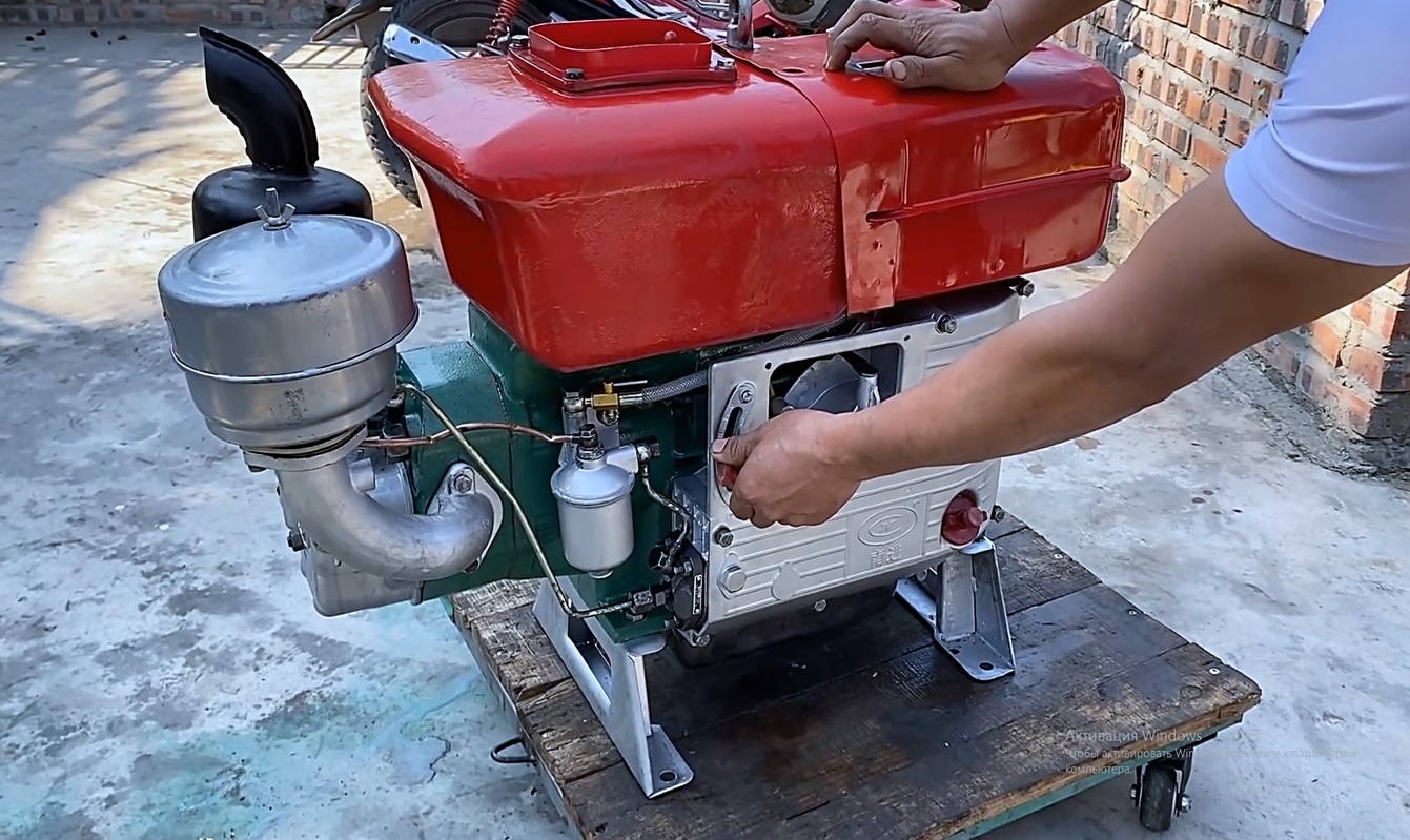 Запуск 1-цилиндрового дизельного двигателя. Объем 1 литр, мощность 15 л.с. смотреть онлайн