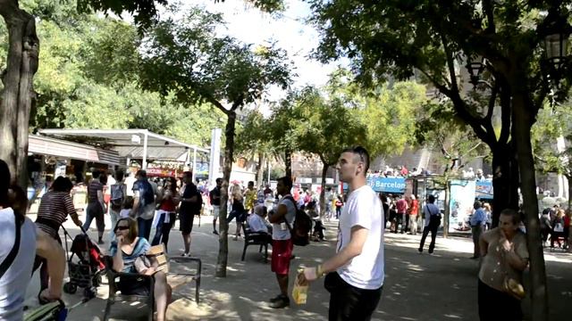 Приятная атмосфера у Саграда Фамилия (Барселона) смотреть онлайн