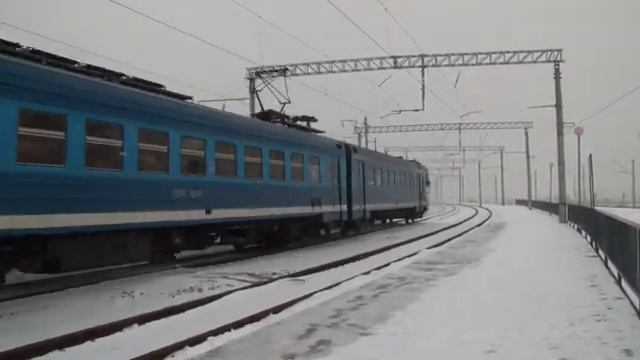 Электропоезд ЭД9МК-0083, электровоз ВЛ80К-611 смотреть онлайн