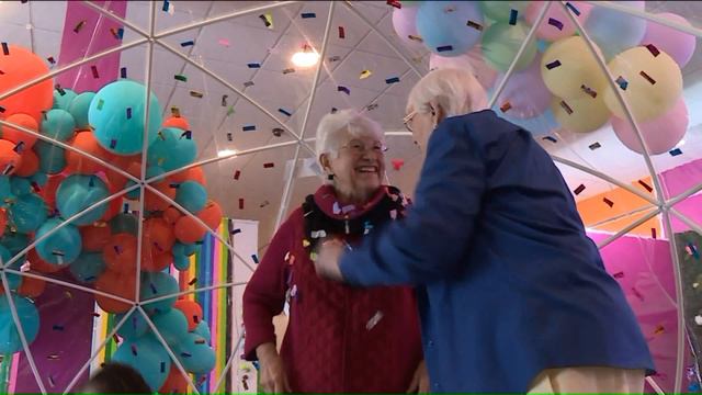 'Selfie School' gets grandparents in the social media game смотреть онлайн