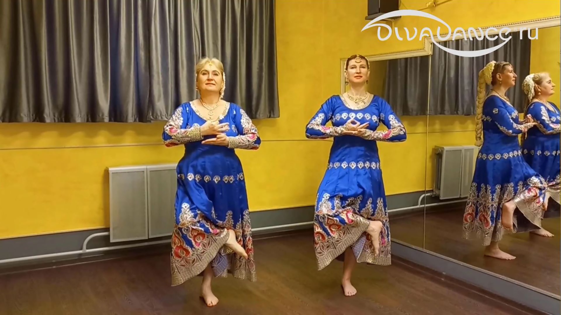 Клип шлока бхаратанатьям Aangikam Bhuvanam с русскими субтитрами от студии Divadance смотреть онлайн