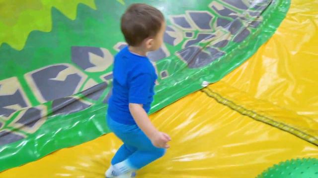 ДВОЙНЯШКИ МИША и ЛЕША Потеряли РОБОТОВ в детской Игровой комнате? #видеодлядетей #kidsvideo #forkid