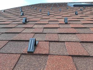 Зачем нужны снегозадержатели на гибкой черепице