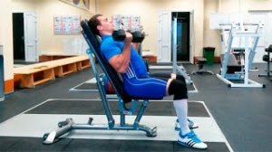 Сгибание рук с гантелями сидя под углом: техника выполнения