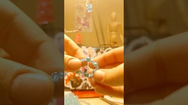 1 часть распоковка сумок и колечек из бусин и бисера? смотреть онлайн