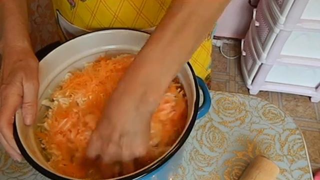 КАК СОЛИТЬ КАПУСТУ НА ЗИМУ В БАНКАХ РЕЦЕПТ СОЛЕНЬЯ КАПУСТЫ смотреть онлайн