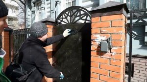 Установка металлической калитки с домофоном