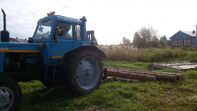 МТЗ -82 и вилочный погрузчик (кара) . Погрузка леса подъёмником от кары смотреть онлайн