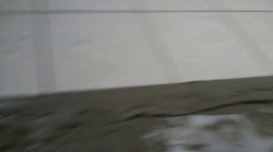 Укладка керамогранита на толстый слой клея с помощью направляющих.