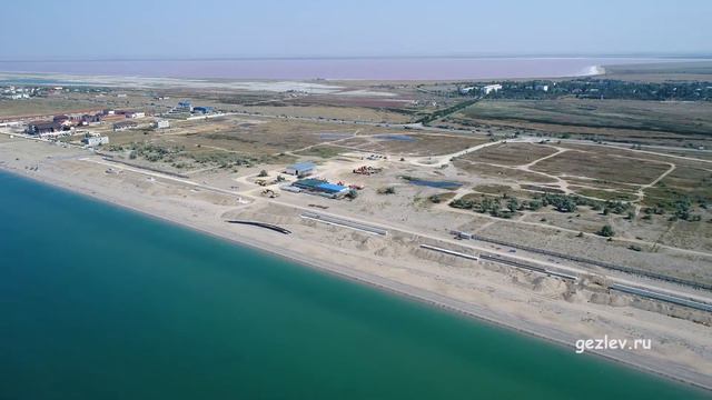 Строительство Сакской набережной, Крым, вид на аквапарк, с. Прибрежное с высоты птичьего полета. смотреть онлайн