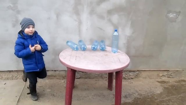 ОПАСНЫЕ ИГРЫ НЕ Детская игрушка как МАКС учится стрелять!Такого вы еще НЕ ВИДЕЛИ!НЕ детский ПИСТОЛЕ смотреть онлайн