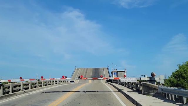 Стоп чуваки! Корабль должен проплыть.И пусть весь мир подождет:)) смотреть онлайн