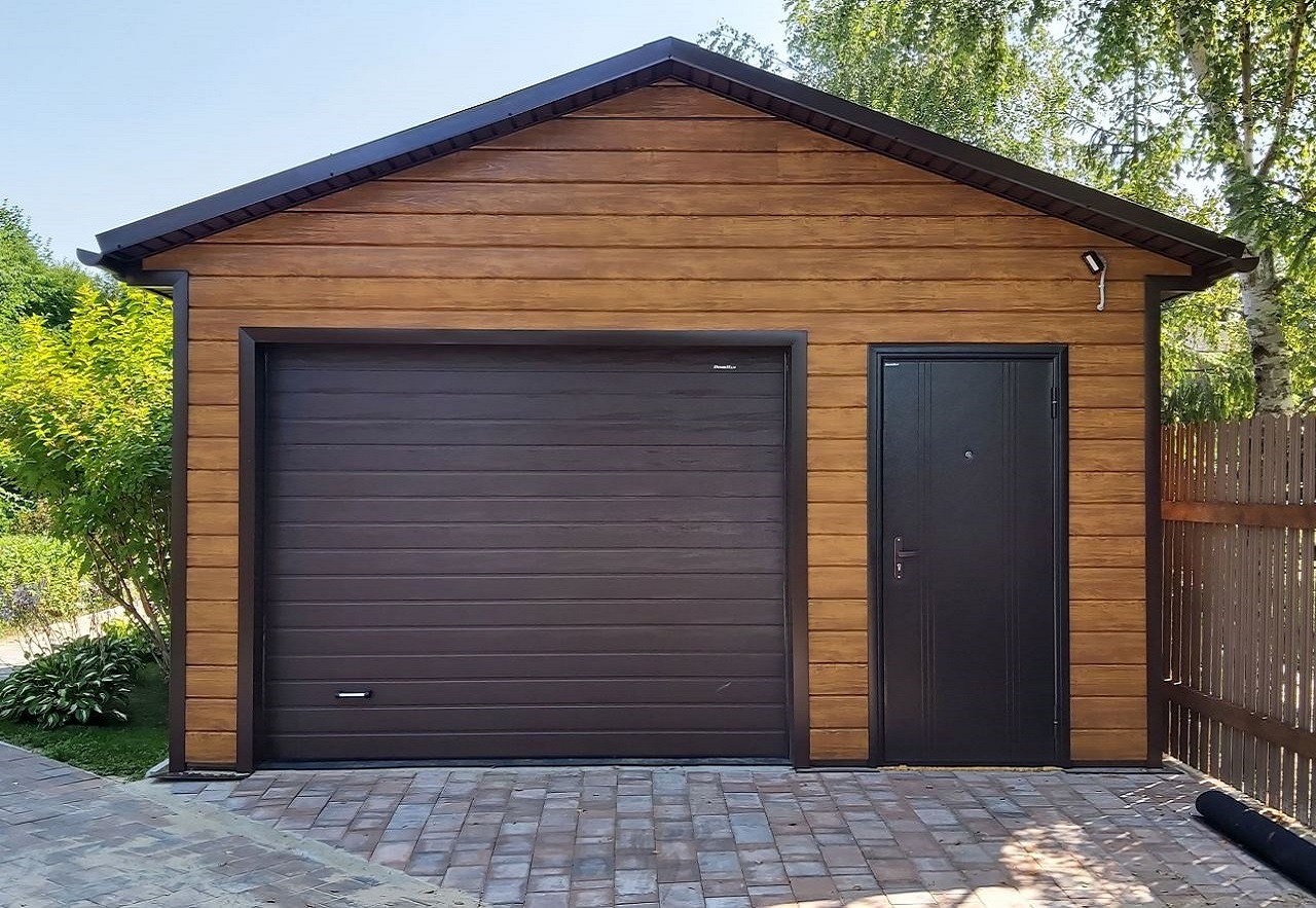 Гараж с отделкой металлосайдингом