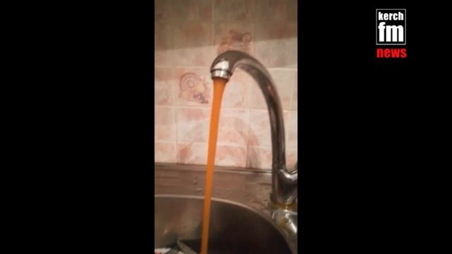 У керчан из крана льется красная вода смотреть онлайн