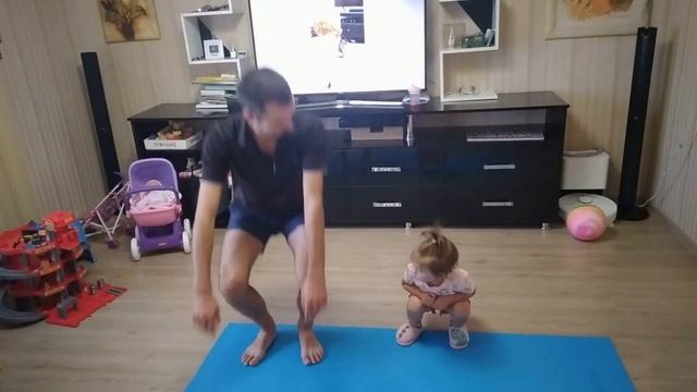 Челлендж " С папой делаем зарядку" смотреть онлайн
