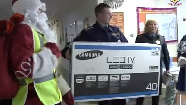 Полицейские поздравили детей с Новым Годом! смотреть онлайн
