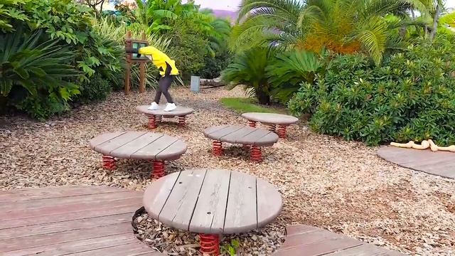 Алиса в образе любимого героя мультика Гравити Фолз играет в парке развлечений для детей Сочи ! смотреть онлайн