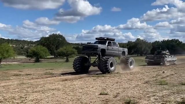 МОНСТР-ТРАК против Танка Леопард 1А5 смотреть онлайн