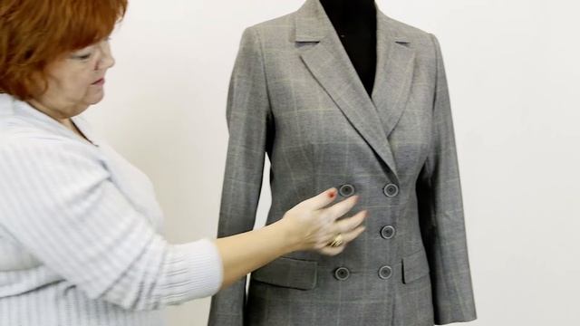 Модель женского костюма с двубортным жакетом в сером цвете Классический брючный костюм для женщины смотреть онлайн
