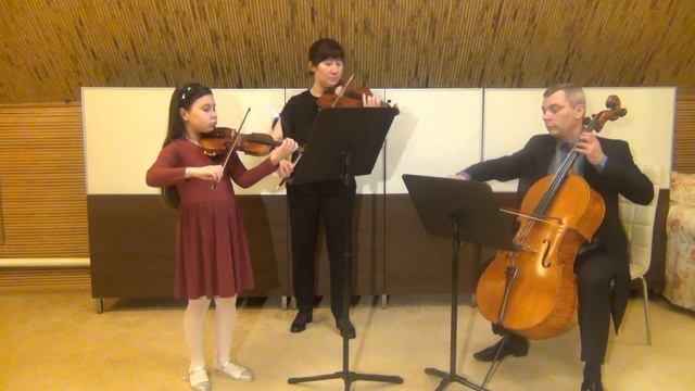 В. А. Моцарт "Менуэт" трио для 2 скрипок и виолончели исполнители Гузаль, Софья, Иван Бурцевы смотреть онлайн