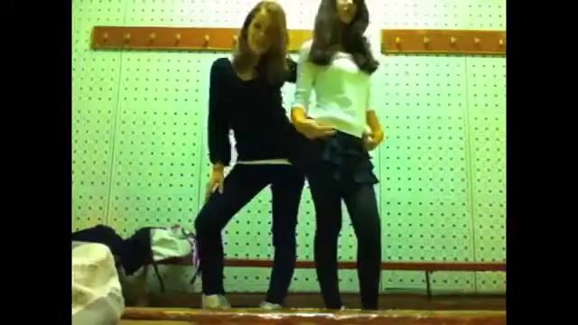 Удаленное видео Саши Спилберг со школьной раздевалки ШОК!!! смотреть онлайн