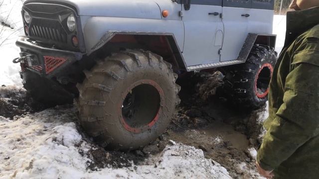 Порвали мосты и засадили оба уаза, уаз на ободрышах!!! смотреть онлайн