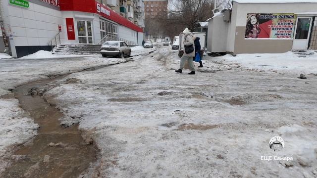 Машины вмерзли в лед — что бывает, если не перекрыть воду в -10°C мороза.Улица Аэродромная, д. 75.