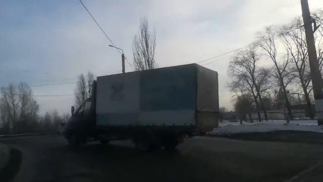 Зарулем чайник сидит