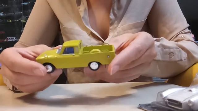 Распаковка модели из серии Автолегенды СССР №103 ИЖ-27151 смотреть онлайн